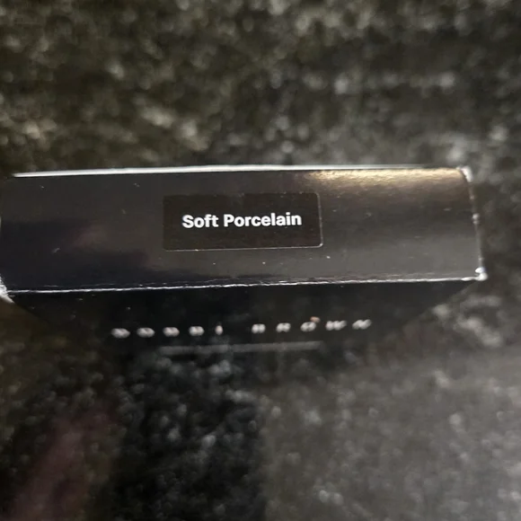 Bobbi Brown Sheer Finish Pressed Powder Color Soft Porcelain - Picture 2 of 3